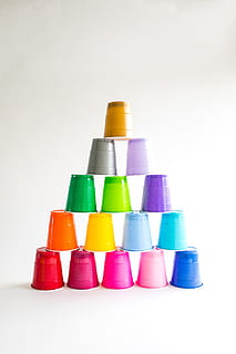 nastro, pila, tazza, festa, Torre, gioco, colore, paralume, lampada, bevanda, succo, bere, cappello da sole, capi di abbigliamento, cappello, bicchieri da festa, coppe per feste, celebrazione, rosa, tazze, multicolore, girato in studio, natura morta, in casa, sfondo bianco, variazione, nessuno, scelta, grande gruppo di oggetti, gruppo di oggetti, avvicinamento, copia spazio, giocattolo, tavolo, ritagliare, collezione, mangiare malsano, legno - materiale, preparativi, tentazione, 4K, CC0, dominio pubblico, privo di copyright