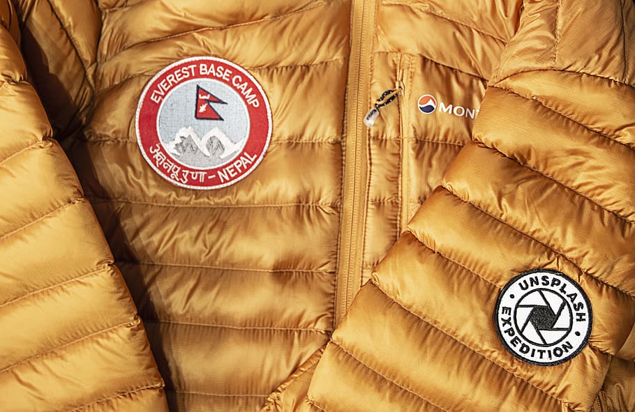 Gelb, rot, Luftpolsterjacke mit Reißverschluss, Jacke, Patch, Aufspritzen, Everest, puffer, Leder, keine Leute, braun, gemütlich, Nahansicht, Luxus, drinnen, Hintergründe, 4K