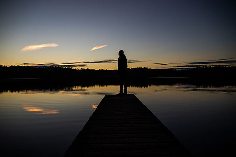 Silhouette, Person, Stehen, Karosserie, Wassersteg, Sonnenaufgang, hinterleuchtet, Wolken, Dock, Dämmerung, Abend, goldene Stunde, See, Landschaft, Natur, draußen, Reflexionen, Silhouetten, Himmel, Sonnenuntergang, Bäume, Wasser, Reflexion, Ruhe, Schönheit in der Natur, Szenen - Natur, ruhige Szene, eine Person, Seebrücke, echte Menschen, Lebensstile, Frau, 5K, CC0, gemeinfrei, lizenzfrei