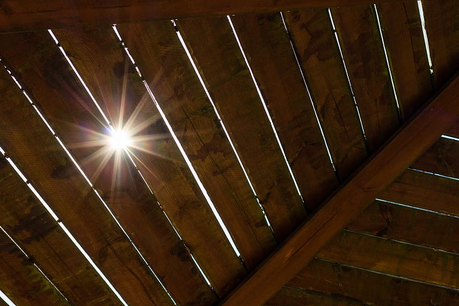 sol, brillar, raigs, sostre, taules, sol brillant, autorització, fusta, neteja a través d’una esquerda, patró, vista d’angle baix, cap gent, a l'interior, material de fusta, marc complet, il·luminat, metall, arquitectura, fons, dia, estructura construïda, llum solar, equips d’il·luminació, raig de sol, electricitat, naturalesa, tecnologia, 5K