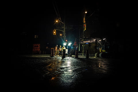 treballar, llum, carretera, nit, paisatge urbà, vespre, tarda, construcció, reparació, foscor, llum del carrer, il·luminació, mitjanit, ciutat, il·luminat, carrer, transport, manera de transport, arquitectura, estructura construïda, vehicle terrestre, humit, exterior de l'edifici, cap gent, pluja, cotxe, automòbil, vida de ciutat, equips d’il·luminació, a l'aire lliure, fosc, temporada de pluges, vida nocturna, 5K, CC0, domini públic, lliure de regalies