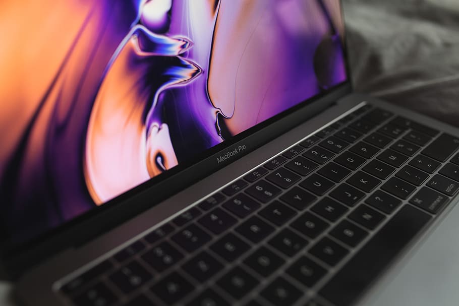 computer, pc, elettronica, tastiera, il computer portatile, hardware, tastiera del computer, computer hardware, Schermo a cristalli liquidi, schermo, display, tenere sotto controllo, Mela, macbook, Tablet, computer di superficie, videogiochi, del desktop, topo, volante, tecnologia, tecnologia wireless, attrezzatura informatica, connessione, comunicazione, in casa, avvicinamento, nessuno, notte, mobilia, colore nero, viola, interno di casa, messa a fuoco selettiva, rete di computer, cibo e bevande, tasto del computer, 5K
