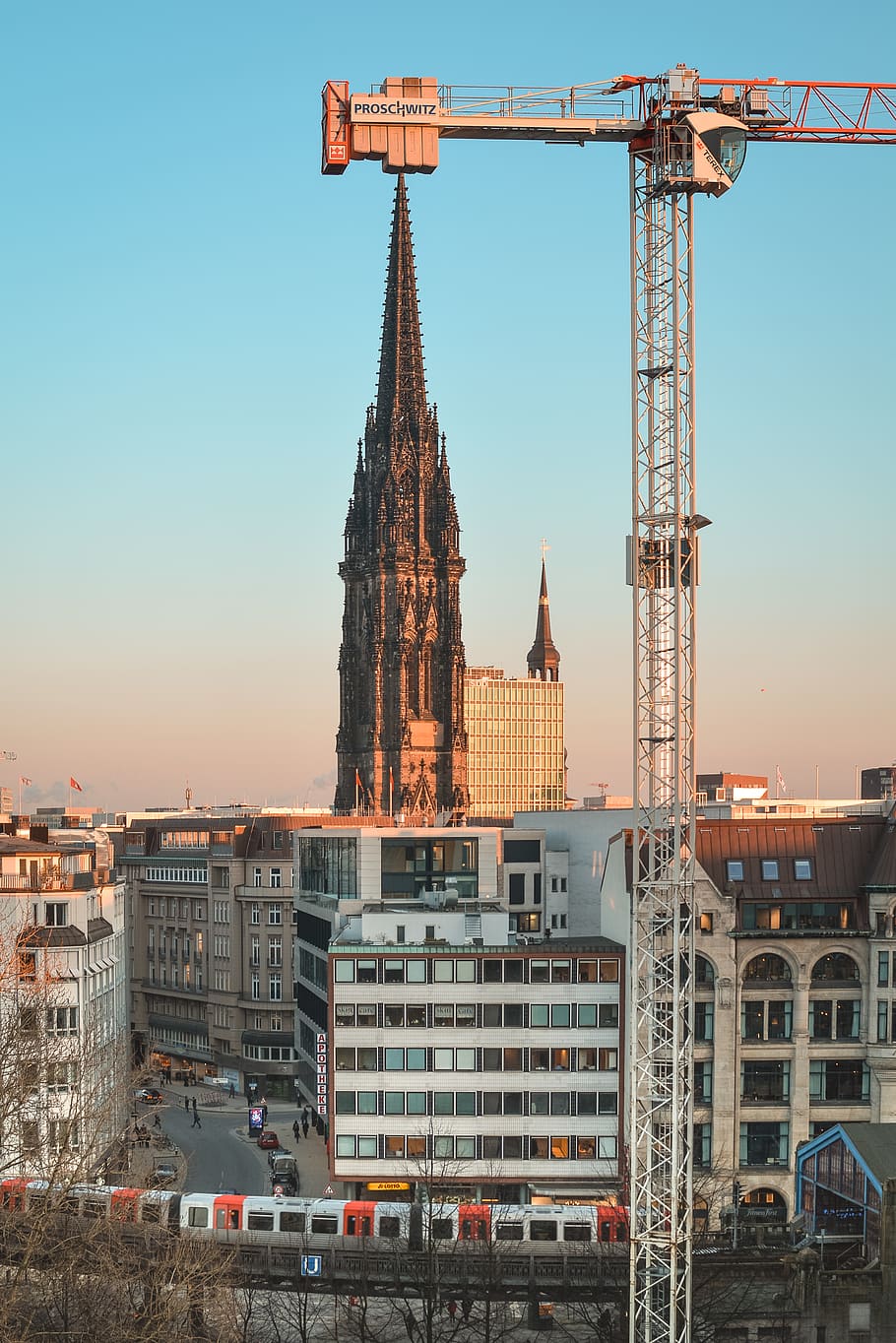 Catedral de Colònia, estructura construïda, arquitectura, exterior de l'edifici, cel, edifici, ciutat, industria de la construcció, lloc de construcció, maquinària, grua - maquinària de construcció, naturalesa, indústria, lloc de culte, religió, desenvolupament, espiritualitat, cap gent, cel clar, creença, a l'aire lliure, equips de construcció, paisatge urbà, 4K