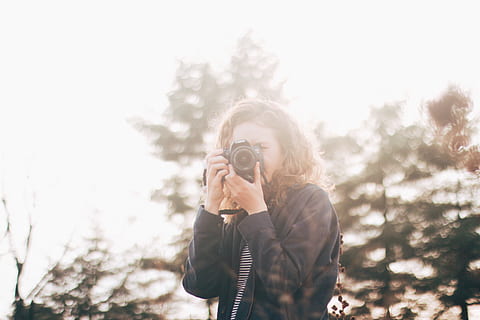 kvinde, ved brug af, dslr kamera, Foto, person, human, fotografering, fotograf, pige, solnedgang, gylden time, kamera, træer, portræt, ansigt, paparazzi, jagt, dyr, fugl, kite bird, pattedyr, egern, gnaver, fotografering temaer, kamera - fotografisk udstyr, fotografere, aktivitet, bedrift, en person, teknologi, stående, afslappet tøj, beskæftigelse, forfra, fotografisk udstyr, træ, fokus på forgrunden, fritidsaktivitet, taljen op, dag, digitalt kamera, udendørs, frisure, skjult ansigt, varme tøj, SLR kamera, 2K, CC0, offentligt domæne, royaltyfrie