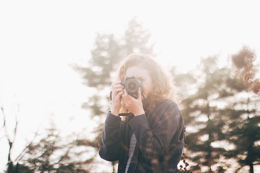 kvinde, ved brug af, dslr kamera, Foto, person, human, fotografering, fotograf, pige, solnedgang, gylden time, kamera, træer, portræt, ansigt, paparazzi, jagt, dyr, fugl, kite bird, pattedyr, egern, gnaver, fotografering temaer, kamera - fotografisk udstyr, fotografere, aktivitet, bedrift, en person, teknologi, stående, afslappet tøj, beskæftigelse, forfra, fotografisk udstyr, træ, fokus på forgrunden, fritidsaktivitet, taljen op, dag, digitalt kamera, udendørs, frisure, skjult ansigt, varme tøj, SLR kamera, 2K
