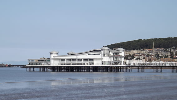direkt am Meer, Seebrücke, Strand, Gebäudehülle, die Architektur, gebaute Struktur, Wasser, Himmel, Natur, Ufergegend, Tag, Meer, klarer Himmel, keine Leute, Gebäude, kopieren sie platz, draußen, Haus, Berg, Baum, Reiseziele, Kreuzfahrtschiff, Luxus, Passagierfahrzeuge, 4K, CC0, gemeinfrei, lizenzfrei