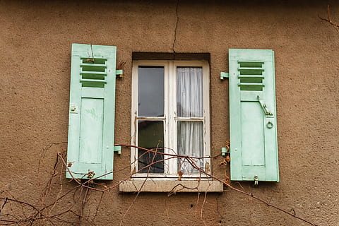 finestra, vecchio, otturatore, verde, Marrone, bianca, tenda, parete, cadente, architettura, esterno dell'edificio, struttura costruita, caratteristica della parete, costruzione, nessuno, giorno, Casa, quartiere residenziale, colore verde, all'aperto, chiuso, porta, natura, Entrata, sicurezza, telaio della finestra, 5K, CC0, dominio pubblico, privo di copyright