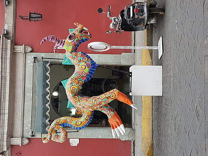 mexicà, oaxaca, representació animal, cap gent, representació, arquitectura, funció de construcció de parets, estructura construïda, creativitat, multicolor, art i artesania, dia, metall, exterior de l'edifici, porta, a l'aire lliure, entrada, edifici, decoració, drac, celebració, 4K, CC0, domini públic, lliure de regalies