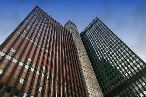gratacels, construcció, arquitectura, mantenir, ciutat, alt, alçada, estructura construïda, exterior de l'edifici, modern, vista d’angle baix, exterior d’edifici d’oficines, edifici, oficina, cel, vidre - material, alta - alta, blau, cap gent, torre, naturalesa, cel clar, dia, façana, 1080P, CC0, domini públic, lliure de regalies