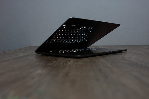 PC, electrònica, ordinador, portàtil, maquinari, teclat d’ordinador, maquinari de l'ordinador, fusta, fantasyflip, fosc, poma, MacBook, mac, pro, llibre, color, teclat, brillant, Tablet PC, taula, tecnologia sense fils, tecnologia, a l'interior, material de fusta, natura morta, connexió, cap gent, dispositiu d’informació portàtil, comunicació, equips informàtics, portabilitat, telèfon intel·ligent, color negre, primer pla, enfocament selectiu, funció de construcció de parets, sol objecte, 5K, CC0, domini públic, lliure de regalies