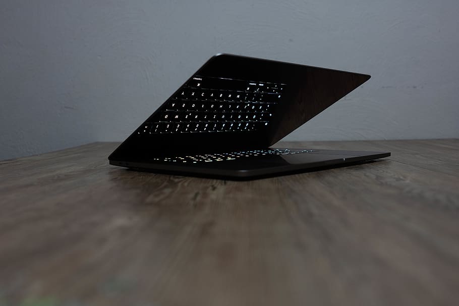 PC, electrònica, ordinador, portàtil, maquinari, teclat d’ordinador, maquinari de l'ordinador, fusta, fantasyflip, fosc, poma, MacBook, mac, pro, llibre, color, teclat, brillant, Tablet PC, taula, tecnologia sense fils, tecnologia, a l'interior, material de fusta, natura morta, connexió, cap gent, dispositiu d’informació portàtil, comunicació, equips informàtics, portabilitat, telèfon intel·ligent, color negre, primer pla, enfocament selectiu, funció de construcció de parets, sol objecte, 5K