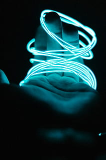niebieska dioda led, oświetlony, długa ekspozycja, studio strzał, czarne tło, zbliżenie, ruch, rozjarzony, lekkie malowanie, wzór, sprzęt oświetleniowy, wewnątrz, lekki szlak, technologia, niebieski, noc, niewyraźny ruch, światło - zjawisko naturalne, żadnych ludzi, kreatywność, abstrakcyjny, światło, Elektryczność, ciemny, światłowód, zasilacz, 5K, CC0, domena publiczna, darmowe zdjęcia