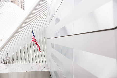 die Architektur, Gebäude, Infrastruktur, Struktur, Einrichtung, Weiß, Flagge, Vereinigte Staaten, Demokratie, Souveränität, gebaute Struktur, Patriotismus, Gebäudehülle, Tag, keine Leute, weiße Farbe, Flachwinkelansicht, Stolz, Natur, rot, draußen, Stadt, architektonische Säule, Sonnenlicht, Unabhängigkeit, Regierung, nationale Ikone, 5K, CC0, gemeinfrei, lizenzfrei