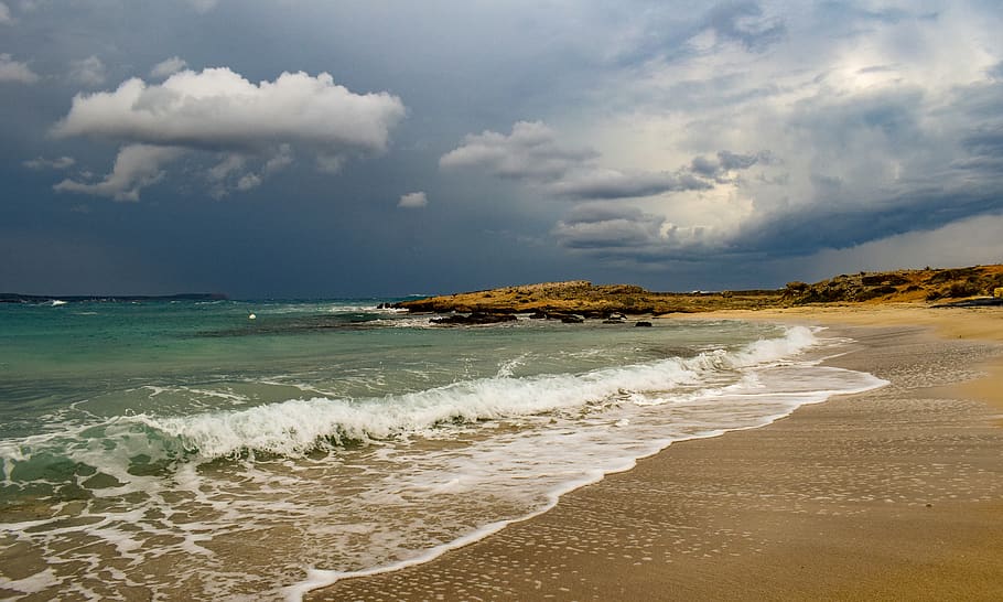 strand, tom, hav, bølger, horisont, marinemaleri, himmel, skyer, natur, vejr, hårdt hav, vinter, sæson, stormfuld, Makronissos, ayia napa, cypern, landskab, dramatisk, jord, vand, sky - himmel, bølge, skønhed i naturen, scenics - natur, sand, bevægelse, vandsport, surfing, miljø, sport, vandkanten, horisont over vand, udendørs, 5K