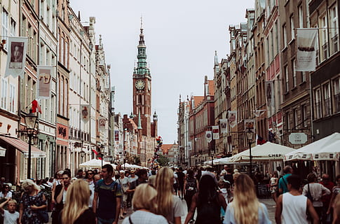 brunt uretårn, menneskemængde, travl, kø, turisme, turist, tårn, by, gade, mennesker, by-, bybilledet, oprigtig, gå, Hovedgade, Bymidte, klokke tårn, bygning, vindue, væg, urban scene, Europa, arkitektur, berømte sted, byliv, Rådhusplads, kulturer, handle ind, rejse, rejsemål, udendørs, redaktionelle, bygning udvendig, Kvinder, jul, historie, butik, marked, stor gruppe mennesker, bygget struktur, 5K, CC0, offentligt domæne, royaltyfrie