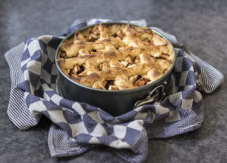 copt, plăcintă, gri, container metalic, Plăcintă cu mere, coace, coacere, tort, a închide, ambarcațiune, bucătărie, delicios, dishcloth, alimente, foodporn, sănătos, Fierbinte, masă, patiserie, natură moartă, gustos, tradiţional, yummy, mancare si bautura, prospeţime, şerveţel, mâncare dulce, dulce, prosop de vase, în interior, desert, bunăstare, de casă, mâncat sănătos, gata să mănânce, nici o persoana, studio shot, indulgenţă, masa, ispită, gustare, ovaz, confort alimentar, 5K, CC0, domeniu public, fără drepturi de autor