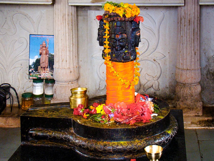 shivalinga, religió, espiritualitat, creença, lloc de culte, escultura, estàtua, arquitectura, estructura construïda, edifici, cap gent, flor, planta amb flors, altar, art i artesania, representació humana, representació, garland, santuari, equip religiós, 2K