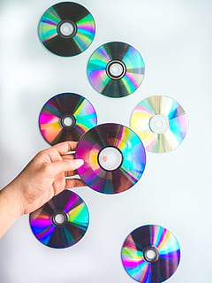 zene szeretet, CD, hordozható lemez, kéz, holding, zene, hang-, Old school, retro, fehér, színes, szivárvány, ezüst, szín, minimális, flatlay, korong, DVD, kompaktlemez, CD ROM, technológia, adat, egyetlen objektum, púderkompakt, műanyag, kör, információs médium, felszerelés, izolált, háttérrel, számítógép, optikai lemez, multimédia, színes kép, közelkép, többszínű, stúdió felvétel, szórakozás, Számítógépes program, kék, 4K, CC0, közkincs, jogdíjmentes