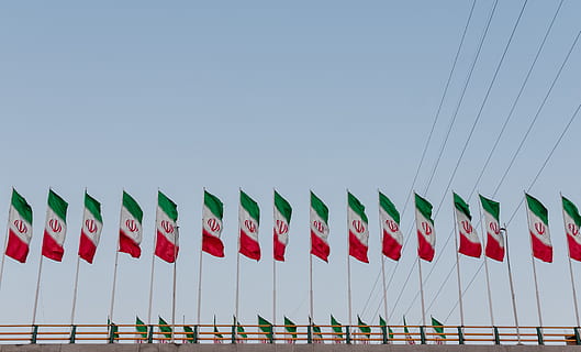 banderes de Mèxic, símbol, bandera, iran, ahvaz, 4 places quadrades, bandera americana, emblema, parlament, lliscament, aventura, activitats de lleure, herba, planta, canya, gespa, veler, vehicle, transport, vaixell, sòl, cel, cel clar, naturalesa, cap gent, vista d’angle baix, vermell, dia, en fila, costat a costat, penjant, còpia espai, gran grup d'objectes, repetició, decoració, vent, a l'aire lliure, ordre, 5K, CC0, domini públic, lliure de regalies