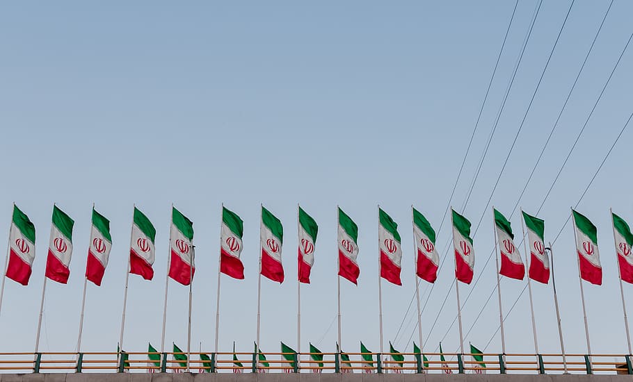 banderes de Mèxic, símbol, bandera, iran, ahvaz, 4 places quadrades, bandera americana, emblema, parlament, lliscament, aventura, activitats de lleure, herba, planta, canya, gespa, veler, vehicle, transport, vaixell, sòl, cel, cel clar, naturalesa, cap gent, vista d’angle baix, vermell, dia, en fila, costat a costat, penjant, còpia espai, gran grup d'objectes, repetició, decoració, vent, a l'aire lliure, ordre, 5K
