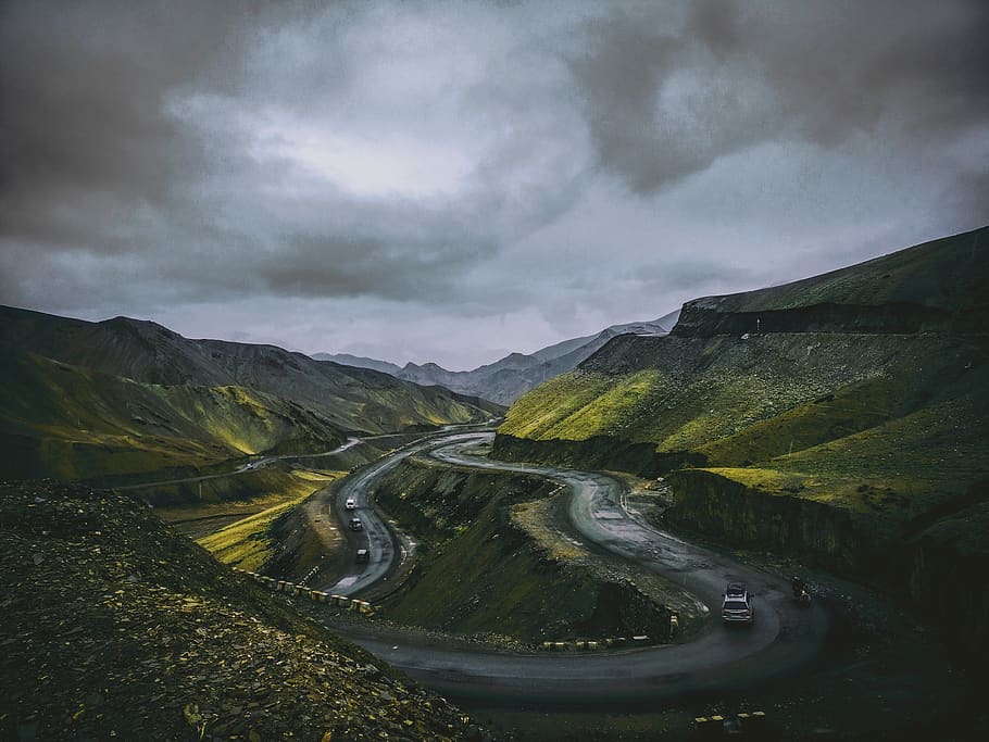 macchine, in viaggio, calcestruzzo, avvolgimento, strada, grigio, nuvoloso, cielo, nuvole, nuvole scure, luce del giorno, ambiente, erba, verde, paesaggio, montagne, scenario, panoramico, vista, nuvola - cielo, bellezza nella natura, scenics - natura, scena tranquilla, montagna, la tranquillità, nessuno, natura, scena non urbana, catena montuosa, mezzi di trasporto, giorno, a distanza, all'aperto, strada di montagna, 4K