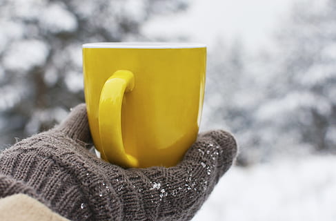 cafè, te, tassa, tassa groga, cafè negre, pausa per prendre un cafè, beguda calenta, al matí, fora, bosc d’hivern, vacances, trencar, beure, relaxa't, hivern, tassa de te, viatge, estil de vida, rústic, gaudint, mitges, aroma, tassa de cafè, neu, groc, part del cos humà, temperatura de fred, guant, mà humana, mà, una persona, celebració, guant de protecció, maneta, naturalesa, primer pla, centrar-se en primer pla, roba de treball protectora, roba, a l'aire lliure, roba calenta, 5K, CC0, domini públic, lliure de regalies