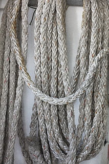 vitt rep, rep, styrka, upptagen, inget folk, knuten knut, närbild, mönster, förbindelse, texturerad, vriden, hållbarhet, sträng, full ram, dag, metall, transport, bakgrunder, utomhus, vit färg, nautiska fartyget, komplexitet, tilltrasslad, stål, fiskerinäring, nautisk utrustning, silverfärgad, 8K, CC0, offentligt domän, royaltyfria