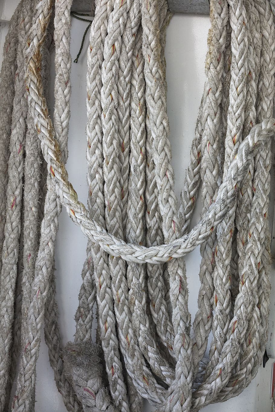 corda blanca, corda, força, lligat, cap gent, nus lligat, primer pla, patró, connexió, textura, retorçat, durabilitat, cadena, marc complet, dia, metall, transport, fons, a l'aire lliure, Color blanc, vaixell nàutic, complexitat, enredat, acer, indústria pesquera, equip nàutic, color plata, 8K
