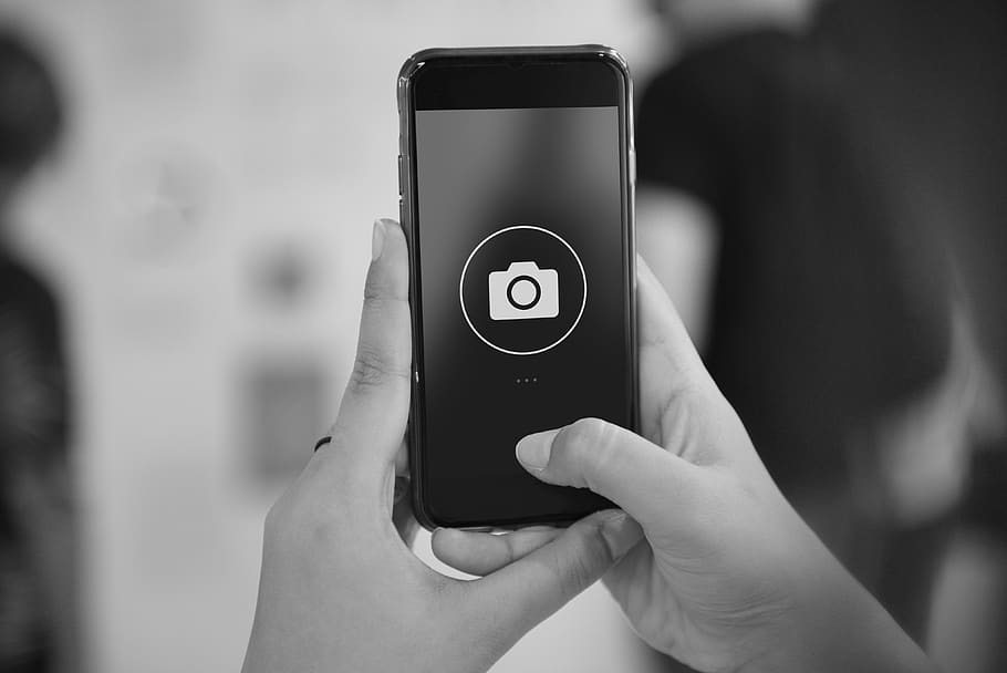 Graustufenfotografie, iphone, anzeigen, Kamera, leer, verwischen, Erfassung, Handy, Mobiltelefon, Nahansicht, Kommunikation, Verbindung, kopieren sie platz, Gerät, Digital, digitales Gerät, Elektronik, leeren, Grafik, Graustufen, Hände, halt, drinnen, Information, Lebensstil, Handy, Mobiltelefon, modern, Netzwerk, Person, Telefon, tragbar, Bildschirm, Smartphone, Technologie, berühren, Berührungsempfindlicher Bildschirm, kabellos, kabellose Technologie, menschliche Hand, tragbares Informationsgerät, Hand, Fokus auf den Vordergrund, eine Person, echte Menschen, halten, menschliches Körperteil, Gerätebildschirm, telefonieren, Lebensstile, Finger, 4K