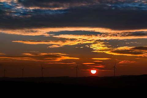 solnedgang, sæt, sol, indstilling, natur, mørk, Eva, aften, sky - himmel, himmel, orange farve, skønhed i naturen, scenics - natur, miljø, elektricitet, brændstof og elproduktion, rolig scene, ro, silhuet, ingen mennesker, dramatisk himmel, Strømforsyning, vedvarende energi, alternativ energi, el-pylon, teknologi, udendørs, bæredygtige ressourcer, 5K, CC0, offentligt domæne, royaltyfrie