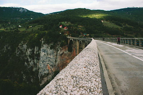 alberi, ponte, fiume, ruscello, montenegro, Balcani, Europa, viaggio, turismo, ziplining, montagna, mezzi di trasporto, direzione, la strada davanti, natura, giorno, strada, bellezza nella natura, pianta, albero, scena tranquilla, la tranquillità, scenics - natura, connessione, catena montuosa, nessuno, struttura costruita, ringhiera, cielo, all'aperto, prospettiva decrescente, 2K, CC0, dominio pubblico, privo di copyright