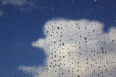 Regen, Regentropfen, Fenster, tropfen, nass, Perlen, Wolken, fallen, Himmel, Wasser, Glas - Material, Vollbild, keine Leute, transparent, Hintergründe, wolke - himmel, Natur, drinnen, Regenzeit, Tag, Nahansicht, Glas, Reinheit, 4K, CC0, gemeinfrei, lizenzfrei
