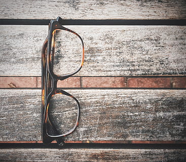 Wayfarer Brillen, schwarz, braun, Frames, Objekt, Holz - Material, keine Leute, Metall, Tag, Geländer, Wandbau - Funktion, Wasser, draußen, Tabelle, Sonnenlicht, Natur, Nahansicht, Wand, gebaute Struktur, die Architektur, gestalten, Stillleben, Meer, Abwesenheit, 2K, CC0, gemeinfrei, lizenzfrei
