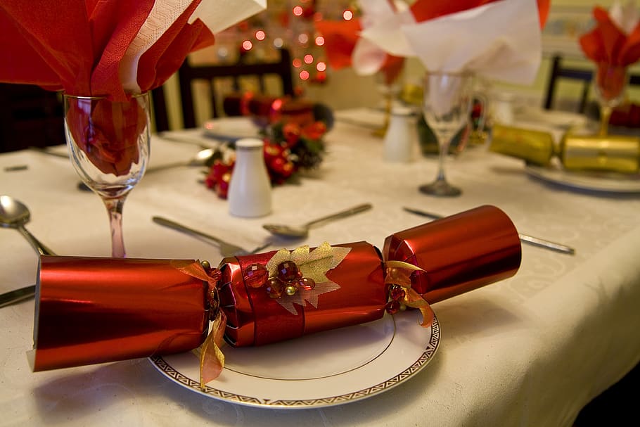 Natale, cracker, tavolo, cena, festivo, decorazione, celebrazione, di stagione, vacanza, rosso, tradizionale, decorativo, festa, evento, allegro, bicchiere, regalo, in casa, concentrarsi sulle conoscenze acquisite, decorazione natalizia, nastro, bicchiere di vino, alcool, avvicinamento, natura morta, attrezzature domestiche, rinfresco, ambientazione, ornamento di Natale, 4K