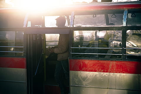 conductor de autobús, transporte público, modo de transporte, ventana, transporte, luz del sol, entrenar, transporte ferroviario, tren - vehículo, rojo, día, material de vidrio, al aire libre, naturaleza, arquitectura, autobús, destello de lente, hombres, gente, metro, dejando, 5K, CC0, dominio público, libre de derechos