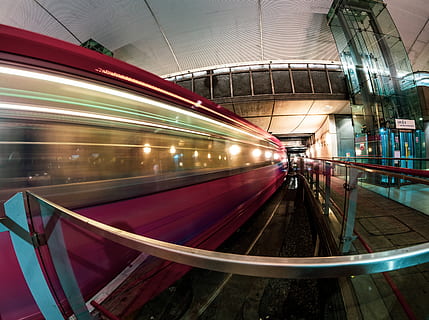 tren vermell, barana, vehicle, estació de tren, transport, terminal, tren, il·luminació, metro, londres subterrani dlr gran angular de peix de peix fuji fujifilm, rail, ferrocarril, pista de tren, peix de peix, finestra, monorail, túnel, escala, passadís, transport públic, transport per ferrocarril, manera de transport, moviment, tren - vehicle, arquitectura, moviment borrós, viatjar, il·luminat, velocitat, a l'interior, pista, tren de passatgers, estació de ferrocarril, vies del ferrocarril, persones incidentals, tren de metro, estructura construïda, sostre, 5K, CC0, domini públic, lliure de regalies