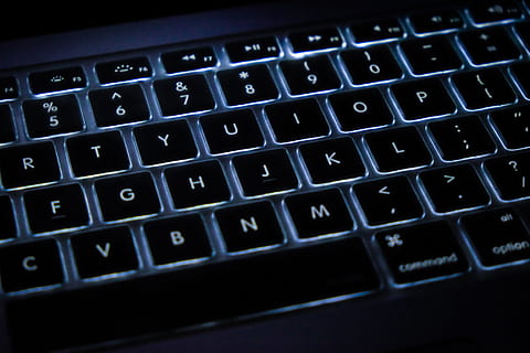 noir, gris, clavier d'ordinateur, rétro-éclairé, clavier, technologie, clés, embrasé, La technologie, ordinateur, portable, macbook, Pomme, fond d'écran, lueur, lumière, Contexte, geek, clé d'ordinateur, l'Internet, la communication, pc, fermer, affaires, communications globales, Les données, les concepts, équipement, lien, des ordinateurs, macro, des idées, équipement informatique, couleur noire, support d'information, partie informatique, personne, réseau informatique, email, symbole, périphérique d'entrée, Technologie sans fil, moderne, 4K, CC0, domaine public, libre de droits