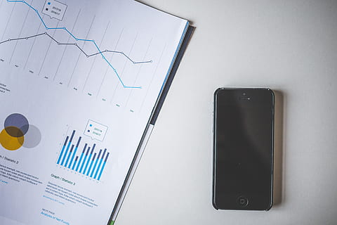 mobilní telefon, grafy, data, přístroj, dokument, elektronika, iphone, papír, telefon, obrazovka, stín, chytrý telefon, technologie, dotek, podnikání, sdělení, bezdrátové technologie, počítač, diagram, spojení, zmapovat, graf, přenosné informační zařízení, nikdo, kancelář, finance, stůl, číslo, uvnitř, zpráva, 5K, CC0, veřejná doména, bez autorských práv