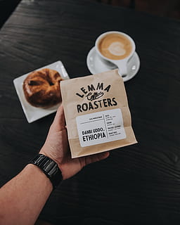 paquet de torradores de lemma, tassa de cafè, tassa, rellotge de polsera, persona, humà, latte, cafeteria, ceràmica, plat, ou, menjar, beure, begudes, espresso, estètic, cafè, restaurant, pa, bun, croissant, mà humana, mà, celebració, part del cos humà, una persona, persones reals, menjar i beguda, vista d’angle alt, paper, persona irreconeixible, text, estils de vida, cafè - beguda, perspectiva personal, comunicació, dit, 4K, CC0, domini públic, lliure de regalies