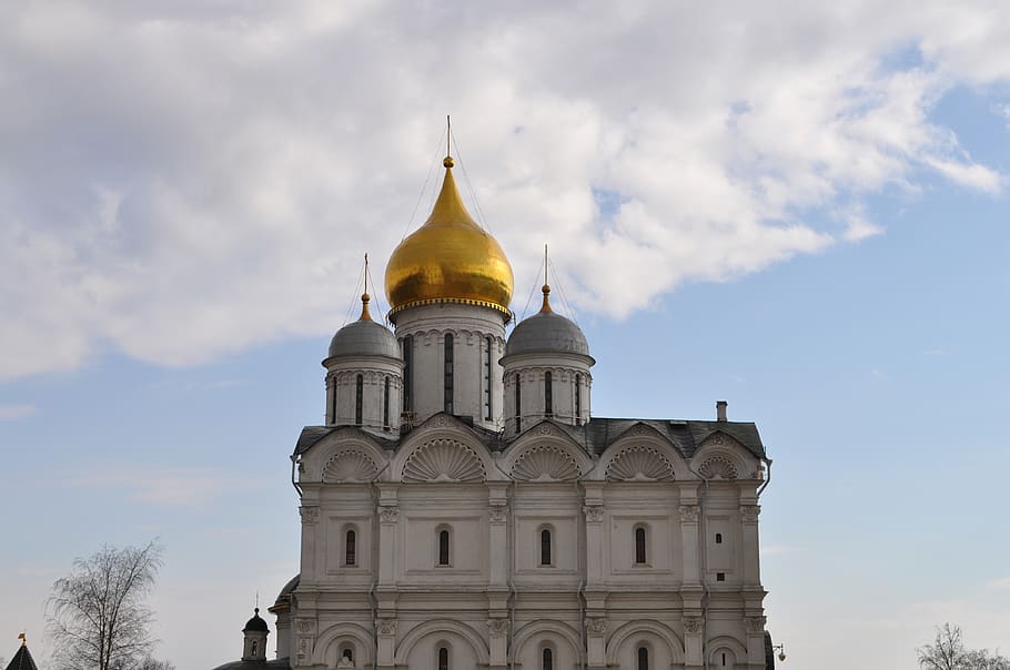 die Architektur, Kuppel, Gebäude, Turm, Kirchturm, Russland, Innenstadt, Stadt, Dorf, städtisch, Stadt, goldenes Dach, Kreml, Moskau, Pflanze, Baum, Metropole, Moschee, Tanne, Himmel, Glauben, gebaute Struktur, Religion, wolke - himmel, Gebäudehülle, Spiritualität, Anbetungsstätte, Flachwinkelansicht, Natur, keine Leute, Tag, Reiseziele, die Vergangenheit, Geschichte, draußen, Bogen, 4K