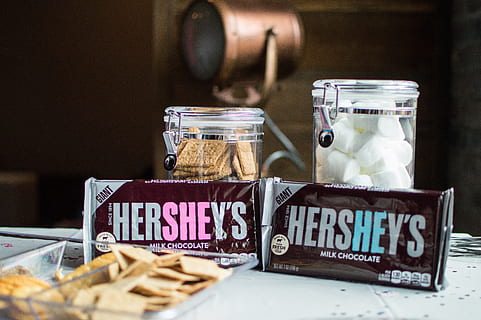 nærbillede foto, Hershey, barer, krukker, kiks, sløring, chokolade, tæt på, beholdere, lækker, fokus, søde sager, mad og drikke, mad, beholder, krukke, tekst, indendørs, sund kost, velvære, ingen mennesker, vestlige script, friskhed, glas - materiale, frugt, selektiv fokusering, stilleben, meddelelse, hjemmelavet, lufttæt, gennemsigtig, snack, morgenmad, 5K, CC0, offentligt domæne, royaltyfrie