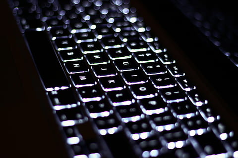 computer tastatur, tastatur, hardware, elektronik, computer, computer hardware, tape player, bygning, samlebånd, fabrik, headset, hovedtelefoner, stegt kylling, nuggets, mad, led, kassetteafspiller, disk, ipod, aluminium, teknologi, computerudstyr, bærbar, meddelelse, trådløs teknologi, forbindelse, tæt på, indendørs, computer del, ingen mennesker, brev, selektiv fokusering, alfabet, computer nøgle, computer netværk, internet, baggrunde, elektrisk udstyr, 5K, CC0, offentligt domæne, royaltyfrie