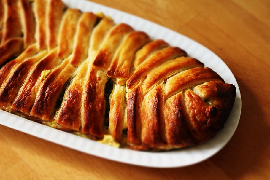 pa a rodanxes, al forn, cocció, pa, deliciós, menjar, menjar natural, saludable, carn, regust, pastisseria, placa, berenar, saborós, menjar i beguda, primer pla, a l'interior, frescor, llest per menjar, cap gent, taula, vista d’angle alt, natura morta, menjar poc saludable, indulgència, marró, salsitxa, menjar dolç, benestar, temptació, menjar francès, 5K