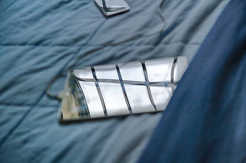 ipad, lůžko, reflexe, tyče, jedna osoba, bránice, uvnitř, detail, studio shot, hospodářství, modrý, textil, muži, kapesní, nábytek, ruka, ložnice, oblečení, odpovědnost, vysoký úhel pohledu, den, dospělý, 5K, CC0, veřejná doména, bez autorských práv