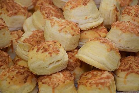 scones, mel, salt, kage, billig, bagning, ostekage, mad, opskrift, kælen, køkken, hjemmelavet, mad og drikke, friskhed, fuld ramme, tæt på, stilleben, baggrunde, klar til at spise, sødt mad, indendørs, usund spisning, ingen mennesker, overbærenhed, stor gruppe af objekter, sød, dessert, overflod, fristelse, snack, velvære, kinesisk mad, 5K, CC0, offentligt domæne, royaltyfrie
