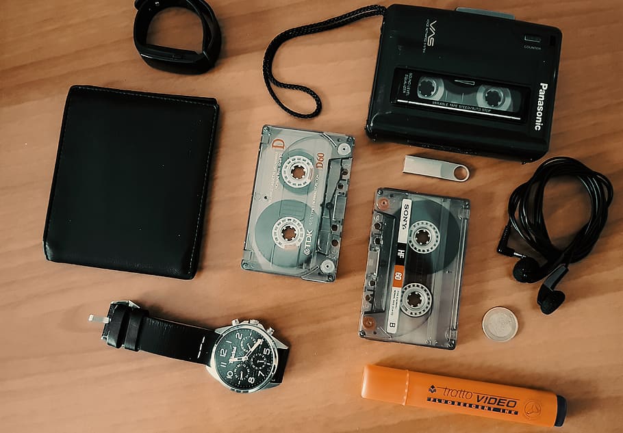 casset, tipus, cuir, llapis de memòria, usbdrive, usb, auriculars, earbud, rellotge, veure, sony, tdk, vintage, composició, panasonic, marcador, tecnologia, taula, vista d’angle alt, comunicació, tecnologia sense fils, natura morta, temes de fotografia, a l'interior, càmera - equip fotogràfic, telèfon intel·ligent, connexió, cap gent, equip fotogràfic, dispositiu d’informació portàtil, directament a sobre, material de fusta, rellotge de polsera, temps, càmera digital, 4K