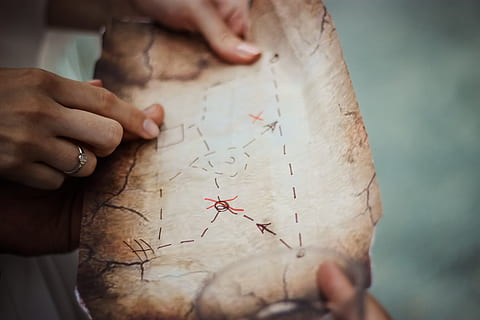 mappa del tesoro, navigazione, carta geografica, esplorazione, mani, persone, indicazioni, navigare, caccia al tesoro, mano umana, mano, parte del corpo umano, una persona, persone reali, in casa, detenzione, creatività, avvicinamento, persona irriconoscibile, arte e artigianato, attività, attività di svago, concentrarsi sulle conoscenze acquisite, parte del corpo, disegno - attività, stili di vita, dito, dito umano, abilità, disordinato, 5K, CC0, dominio pubblico, privo di copyright