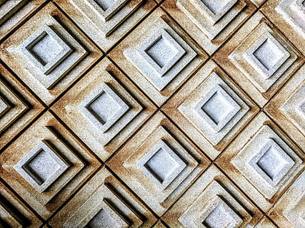 beige overflate, arkitektur, mønster, torget, diamant, stein, tekstur, geometri, detalj, nærbilde, lys, fasade, arkitektonisk, pyramide, brun, grå, hvit, full ramme, bakgrunn, ingen folk, strukturert, design, gjentakelse, form, bygget struktur, innendørs, dag, tre - materiale, geometrisk form, veggbyggingsfunksjon, gammel, firkantet form, tak, arkitektur og kunst, 4K, CC0, offentlig domene, opphavsrett gratis