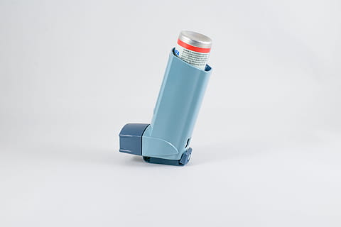 inhalateur pour l'asthme, divers, prise de vue en studio, fond blanc, objet unique, à l'intérieur, personne, espace de copie, coupé, santé et médecine, Plastique, fermer, récipient, recyclage, recherche, nature morte, La technologie, simplicité, bouteille, la communication, métal, 4K, CC0, domaine public, libre de droits