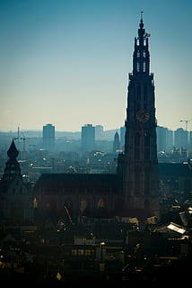 torre, edifici, arquitectura, Torre del Rellotge, fletxa, campanar, ciutat, metròpolis, urbà, Anvers, Bèlgica, naturalesa, parlament, boira, a l'aire lliure, cúpula, exterior de l'edifici, estructura construïda, cel, lloc de culte, paisatge urbà, religió, creença, destinacions de viatge, espiritualitat, cap gent, alta - alta, barri residencial, exterior d’edifici d’oficines, gratacels, 4K, CC0, domini públic, lliure de regalies